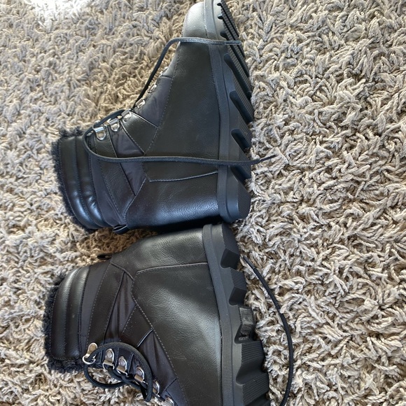 Warm wedges for stylish Canadian evenings. - Picture 2 of 4